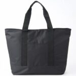 Standard Productsの大容量保冷バッグ45cm×43cmを床に置いた写真