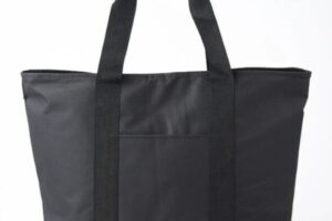 Standard Productsの大容量保冷バッグ45cm×43cmを床に置いた写真