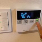 ガス給湯器は電源をつけているだけで消費するのかを解説するイメージ