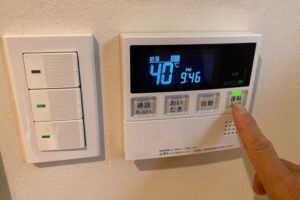 ガス給湯器は電源をつけているだけで消費するのかを解説するイメージ
