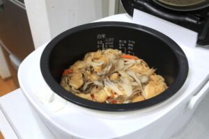 予約炊飯で食中毒リスクが高まる炊き込みご飯のイメージ