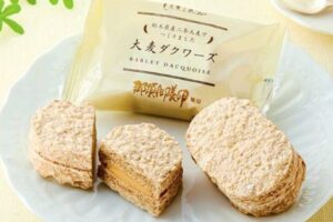 ダックワーズの断面とクリームが見えるフランス発祥の焼き菓子