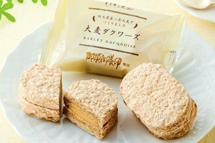 ダックワーズの断面とクリームが見えるフランス発祥の焼き菓子