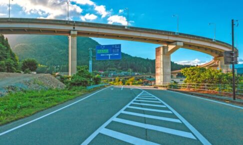 道路のゼブラゾーン（導流帯）