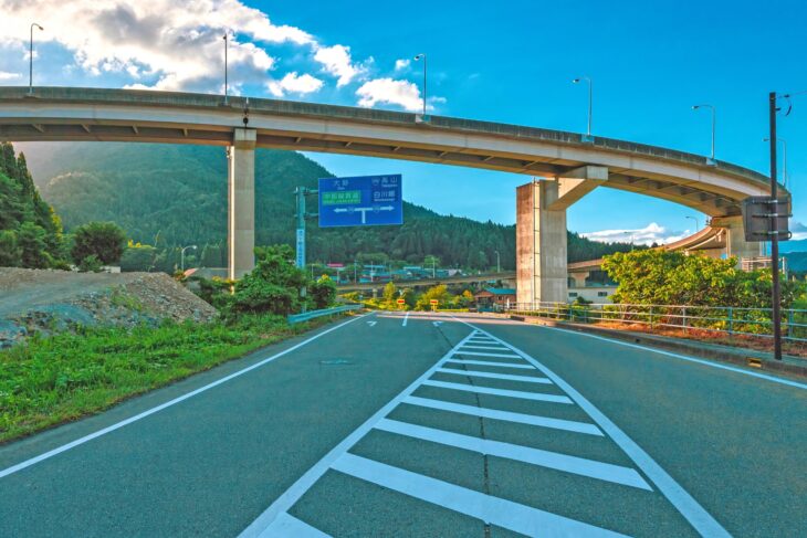 道路のゼブラゾーン（導流帯）