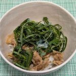 大葉とバターをトッピングした吉野家の牛丼