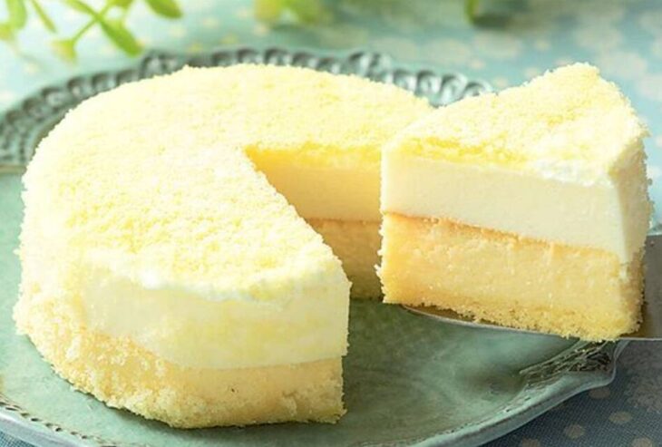 ヤマザキ「独り占めしたくなる」2層仕立てのチーズケーキを取り分けているイメージ