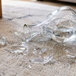 絨毯の上で割れたガラス製デキャンタ