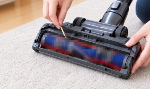 髪の毛やゴミが付着した掃除機のヘッドを掃除している様子